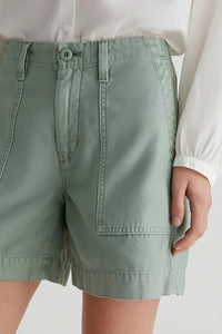 Rosa Short in Sulfur Matcha Latte
