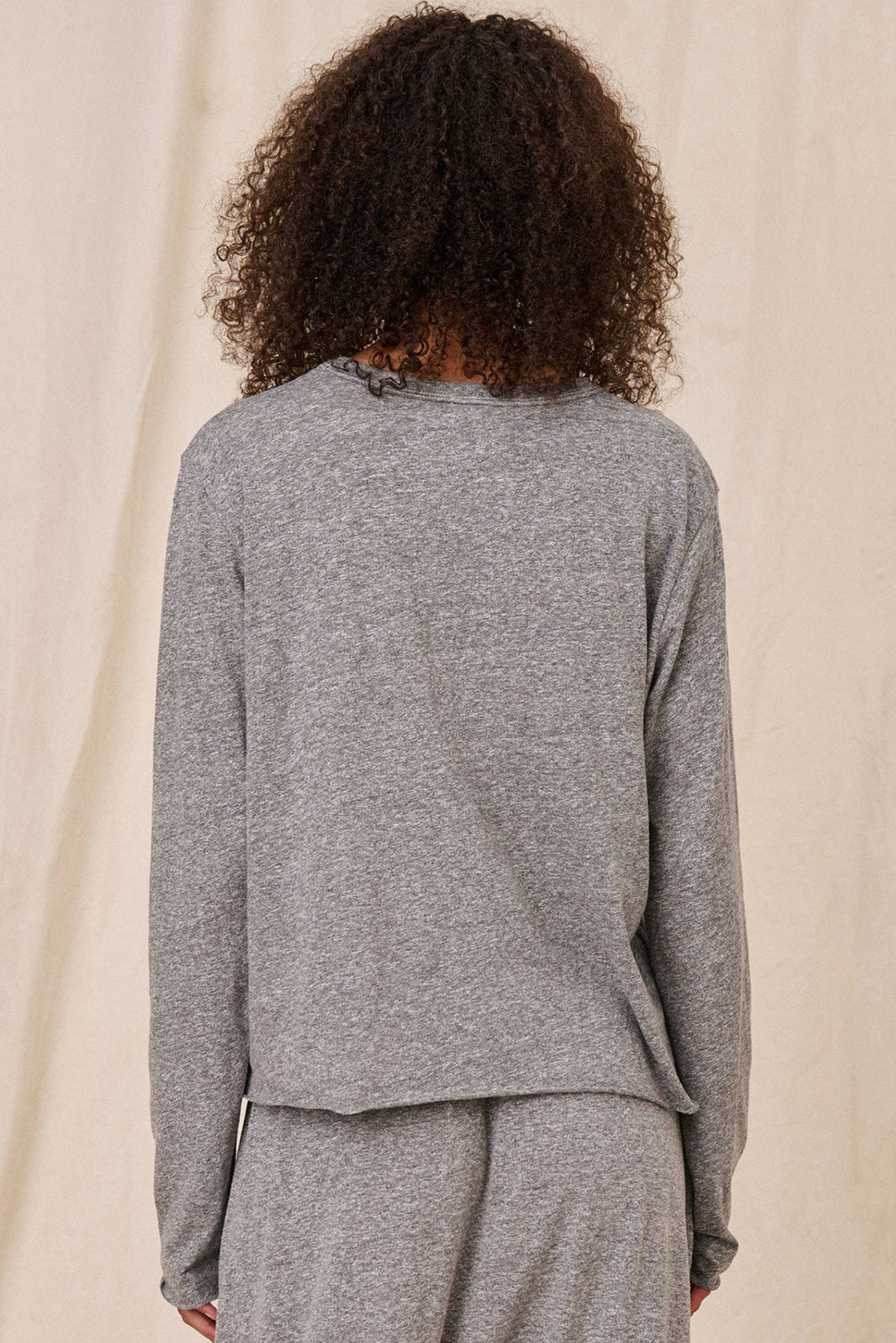 The Long Sleeve Crop Tee in Heather Grey