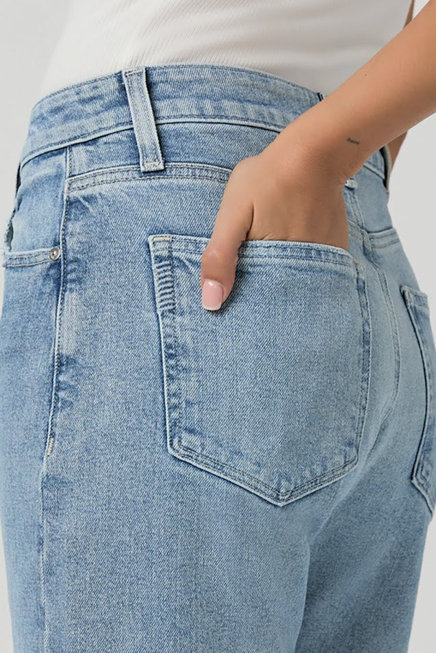 Alexis Barrel Leg Jean in Verse