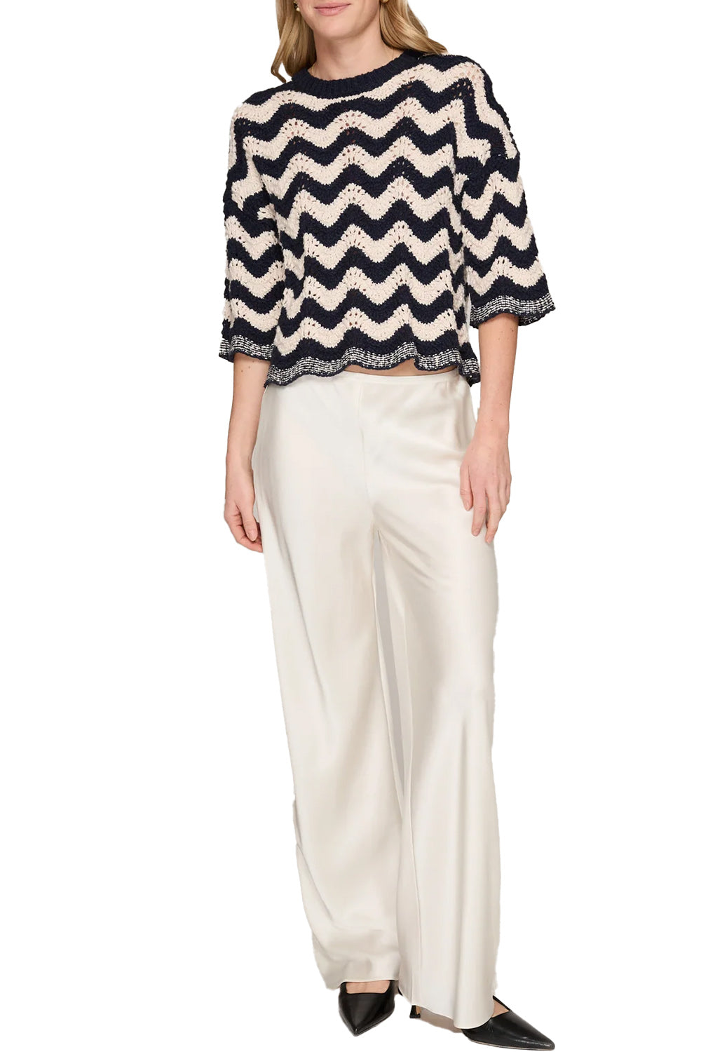 Zig Zag Stitch Short Sleeve Crew W/ Scallop Edge in Navy Sand