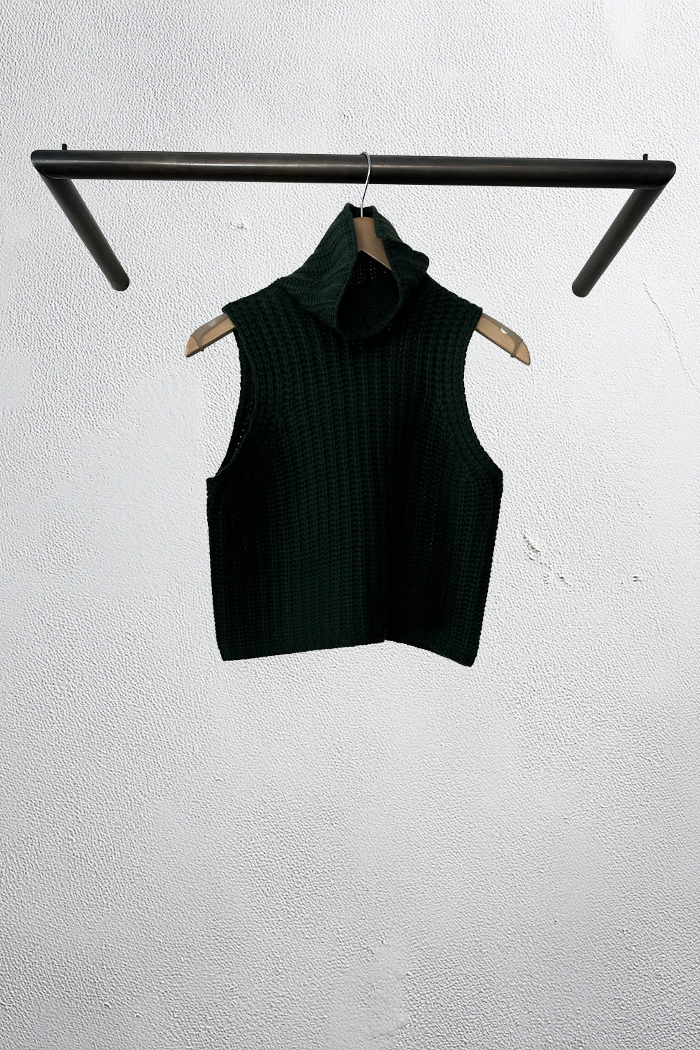 Saige Cropped Cashmere Turtleneck in Hunter Green