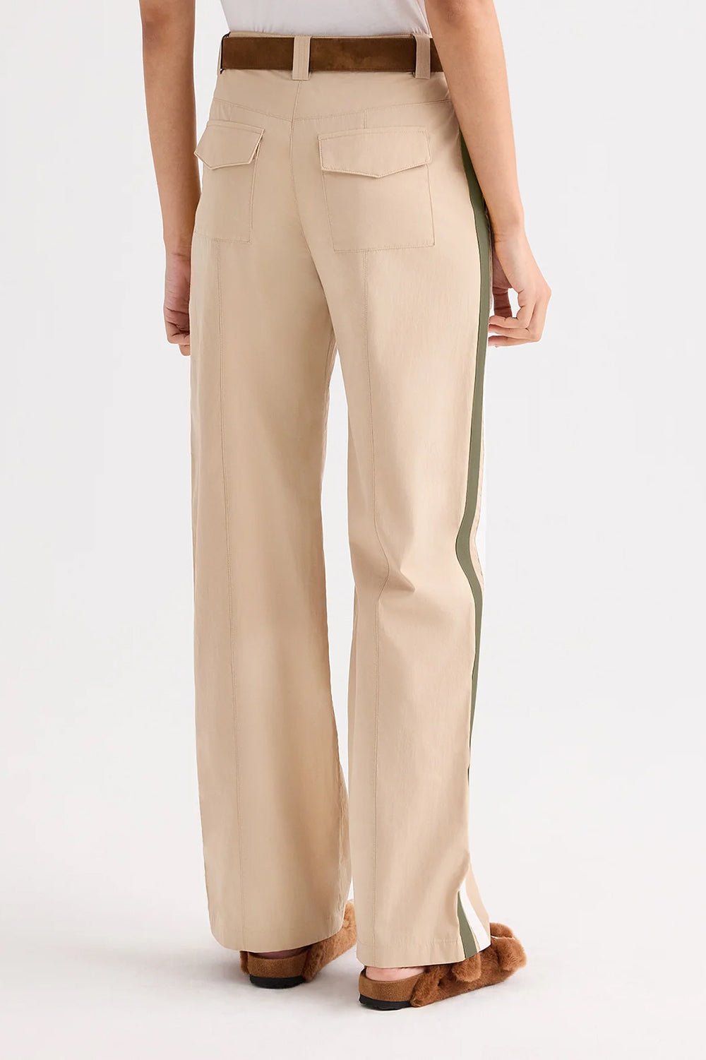 Isabelle Pant in Sandstone