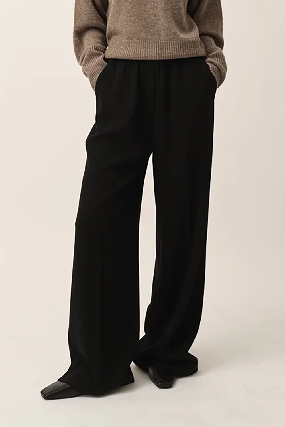 Crepe Logo Pants in Black