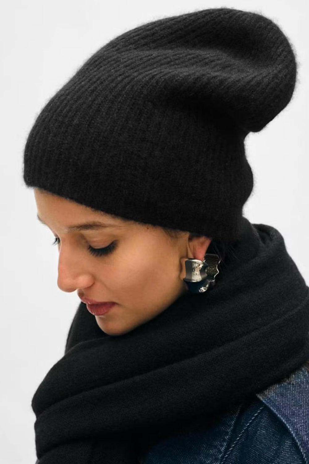 Cashmere Plush Rib Beanie in Black